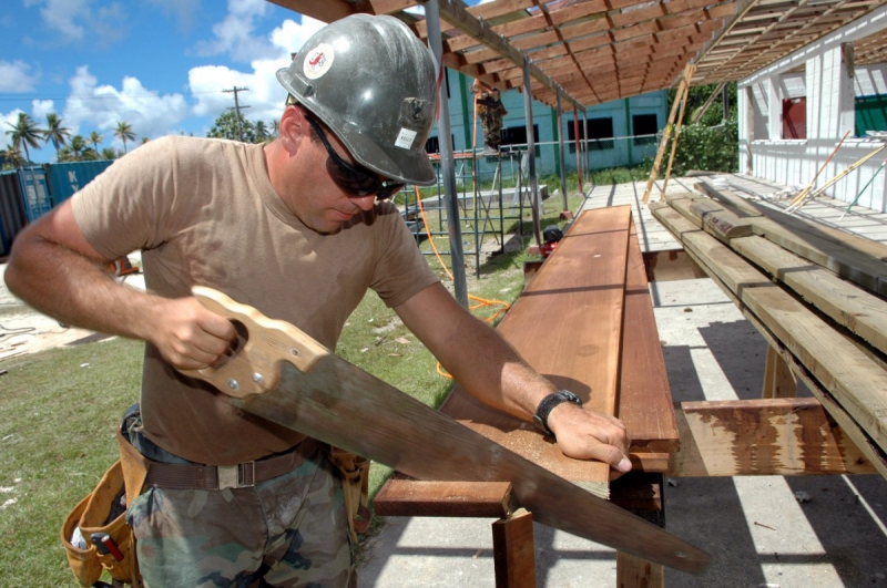 ebeniste-ARTIGNOSC SUR VERDON-min_worker_construction_building_carpenter_male_job_build_helmet-893290